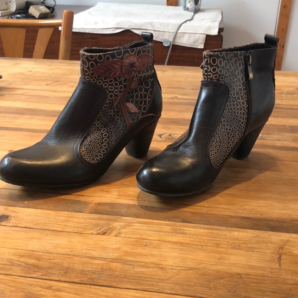 Unique leather appliqué booties by L’Artiste “Parfum”